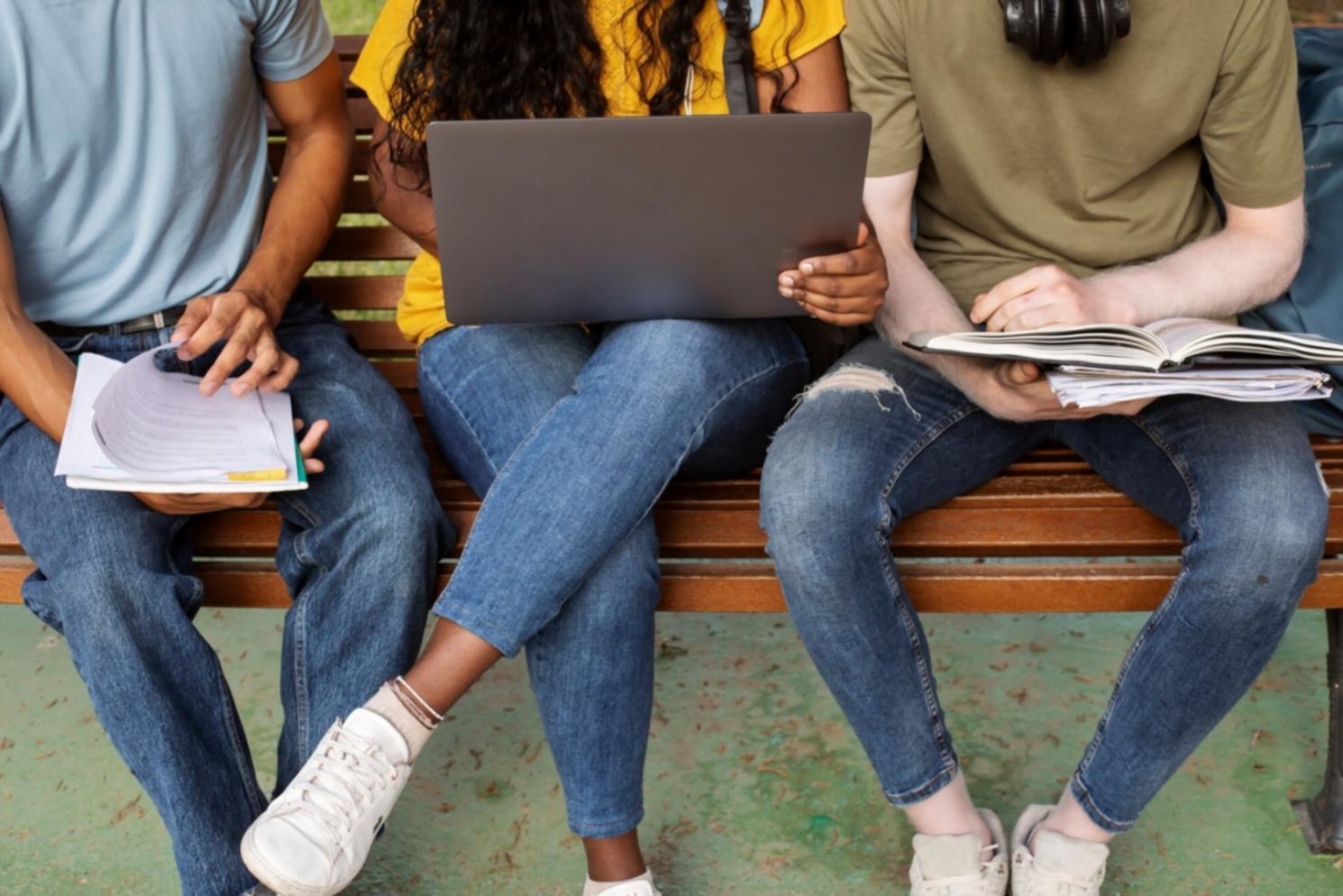 Espace de travail collaboratif avec participants engagés dans des discussions sur la psychologie financière
