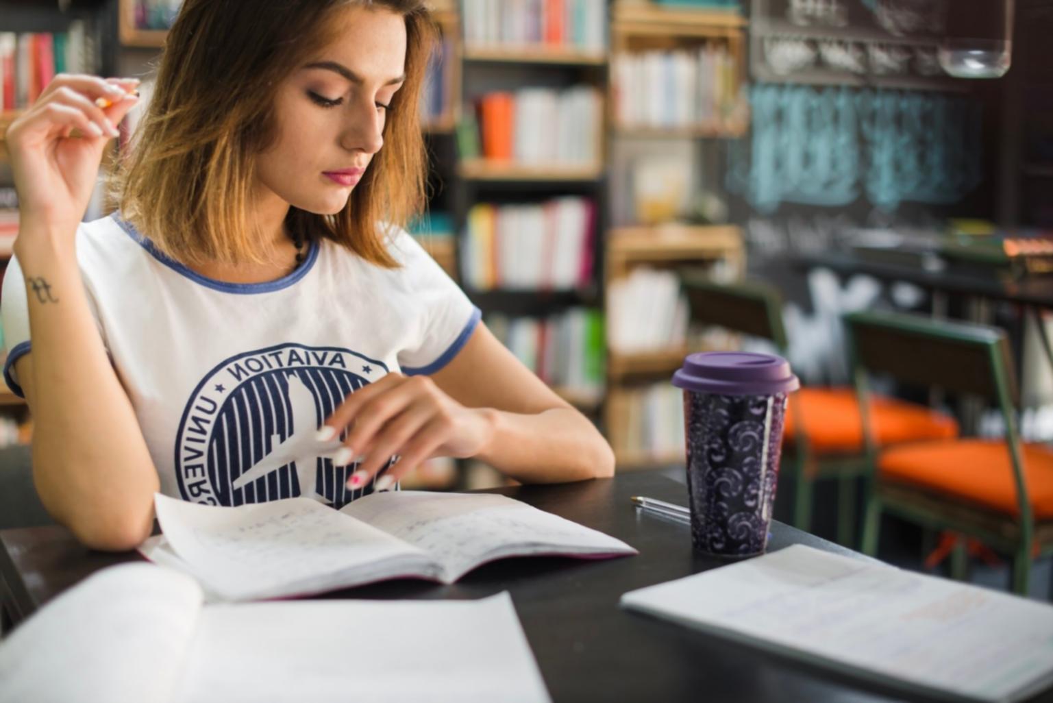 Espace de travail calme avec cahiers et matériel de réflexion financière